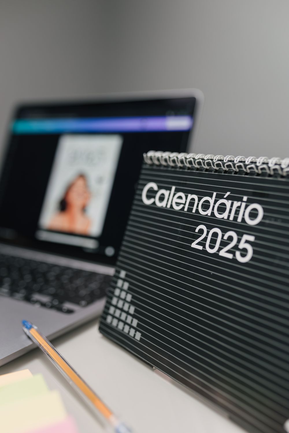 Escritorio moderno con calendario y laptop para planificación de contenidos