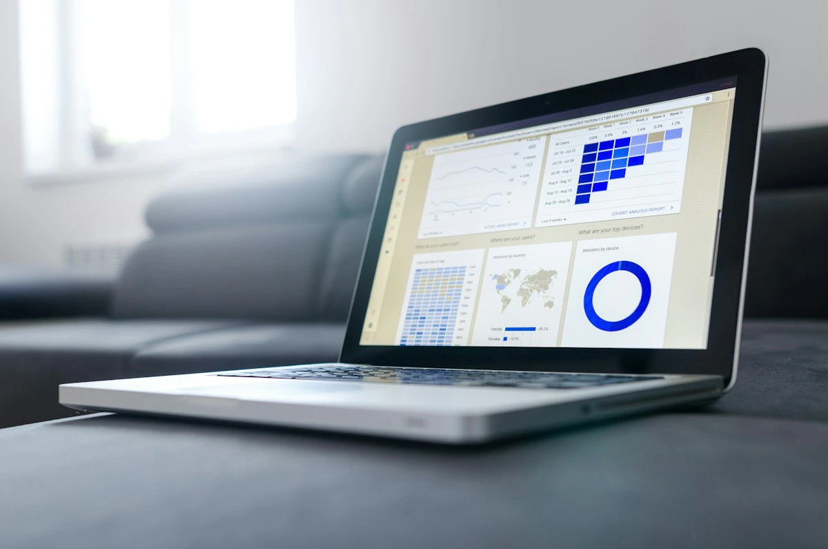 Pantalla con un dashboard de métricas y gráficos de visualización de datos