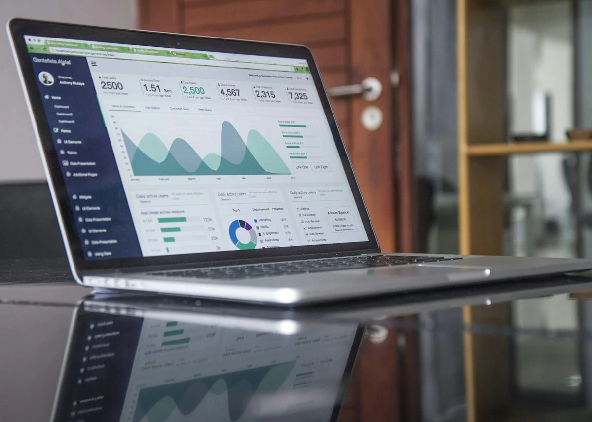 Laptop que muestra gráficos de datos y estadísticas de negocio