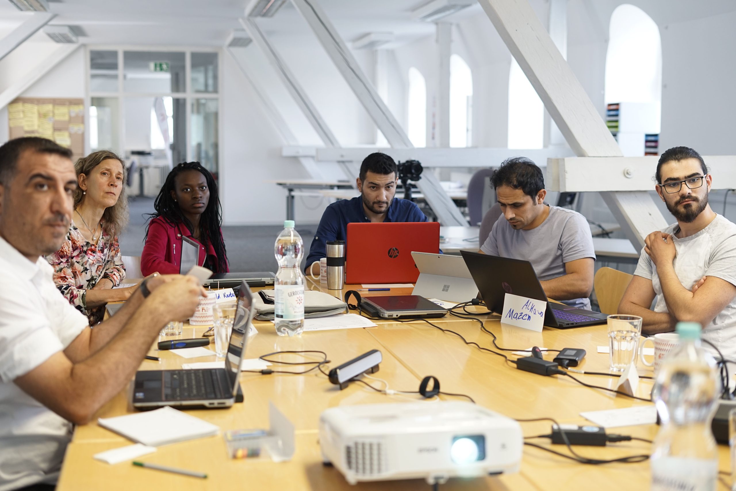 Profesionales de negocios discutiendo estrategia de branding en una oficina moderna
