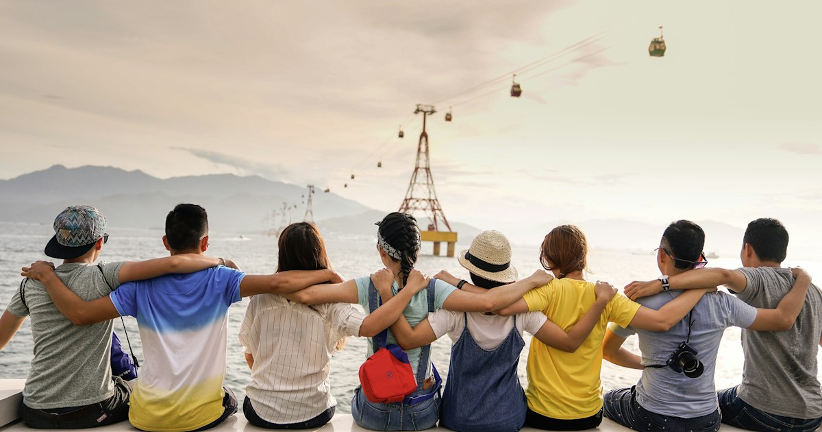 Grupo de personas compartiendo un momento de conexión y confianza al aire libre