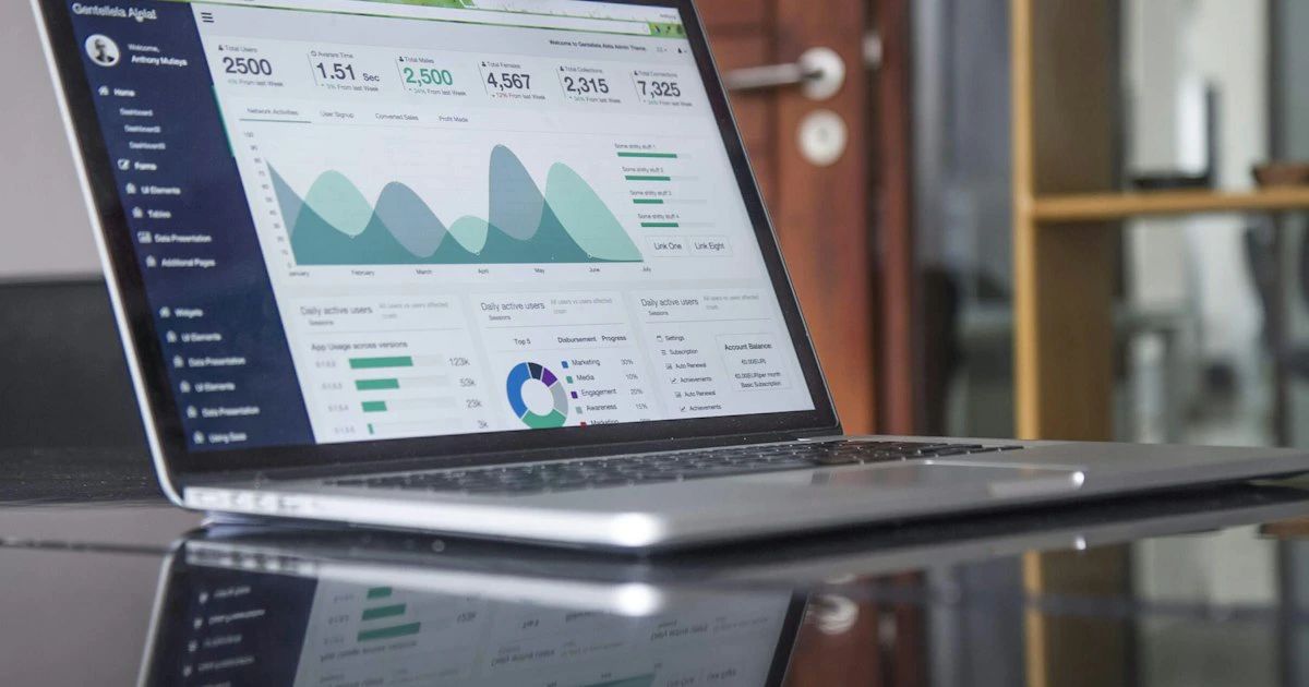 Profesional analizando métricas de negocio y datos financieros en la pantalla