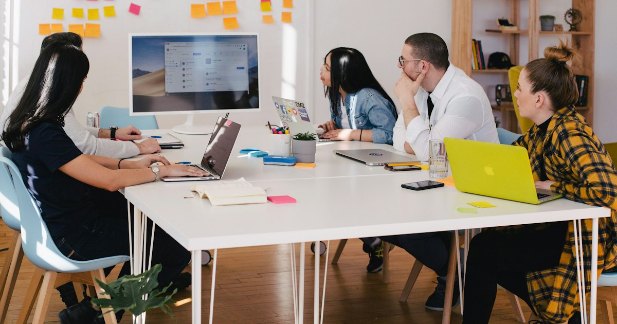 Equipo de marketing revisando una estrategia digital en pantallas