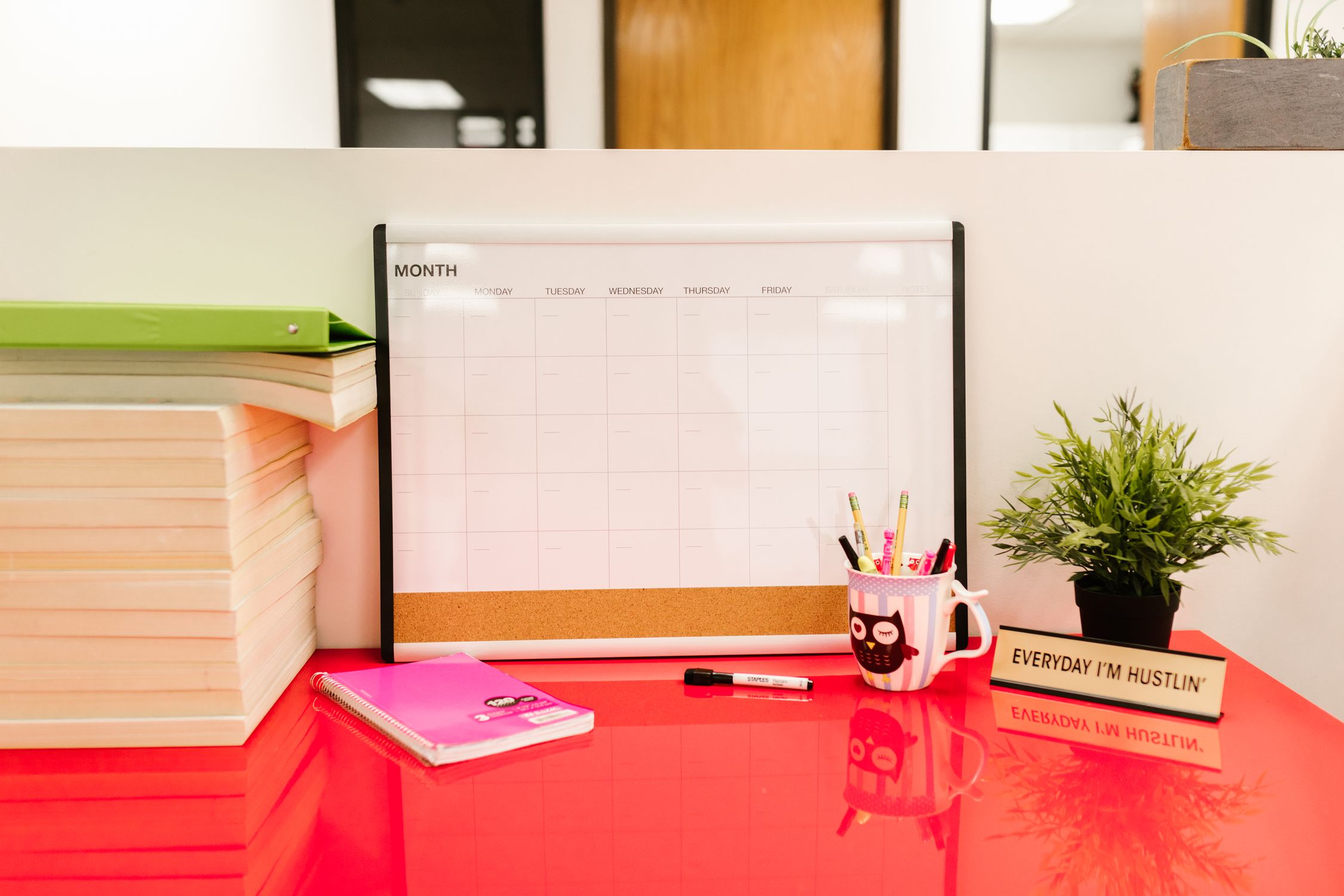 Calendario en el centro de un espacio de trabajo organizado