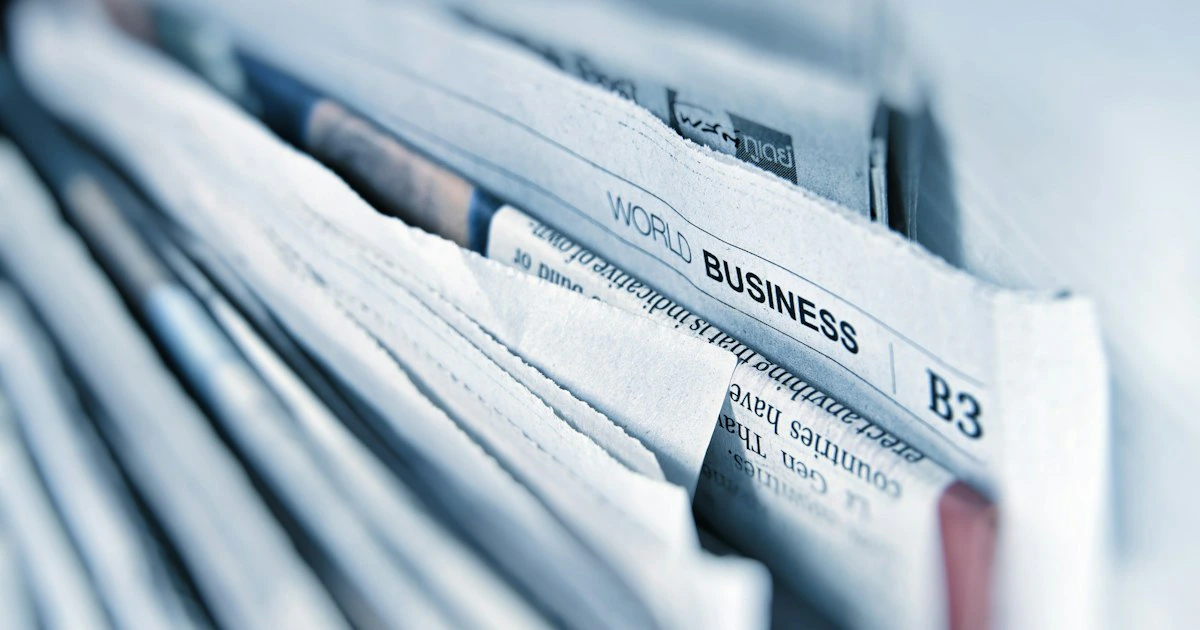 Periódicos impresos apilados que representan la cobertura mediática ganada