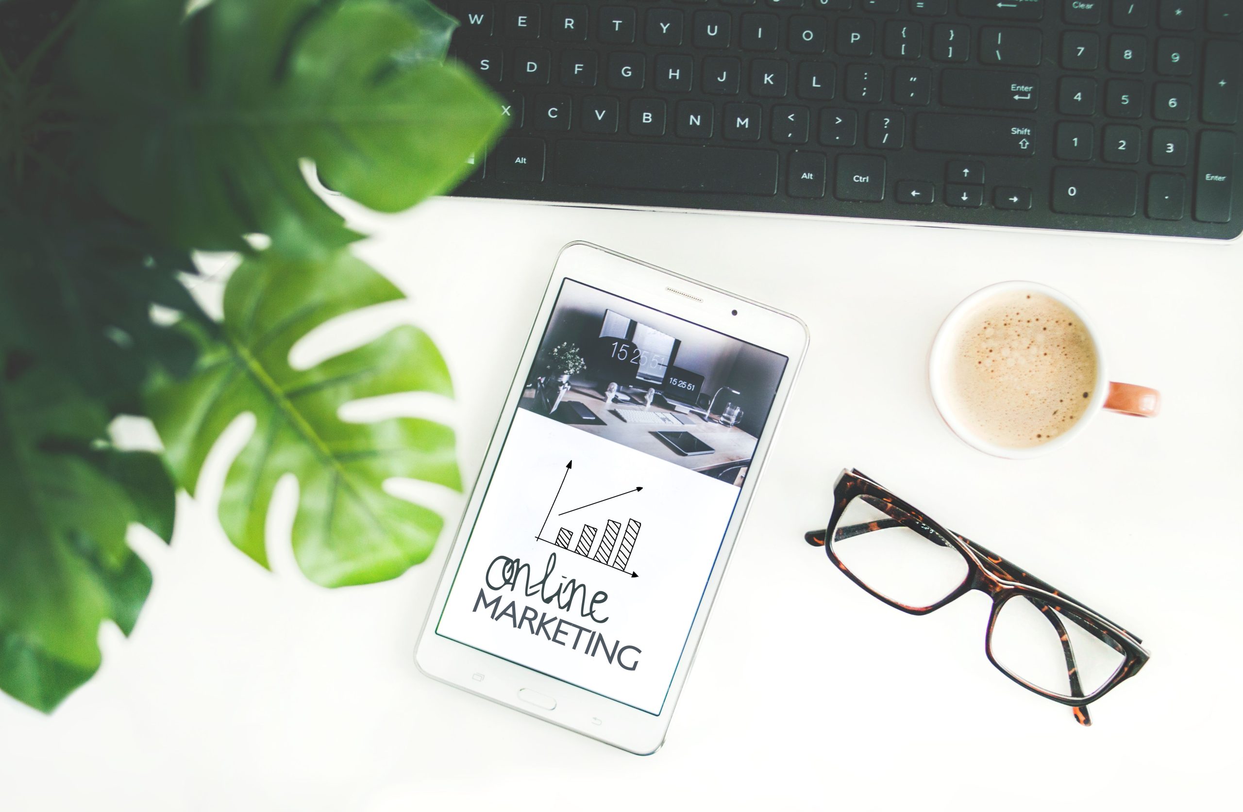 Persona analizando métricas y reportes de marketing en una pantalla