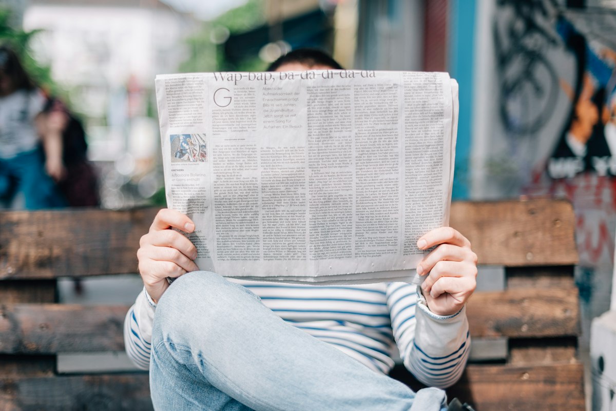 Pila de periódicos impresos que representan los medios de comunicación