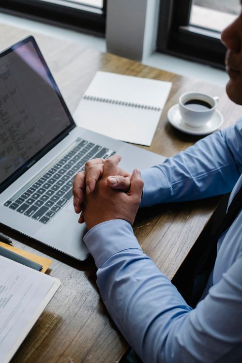 Profesional escribiendo un pitch por correo electrónico en una laptop